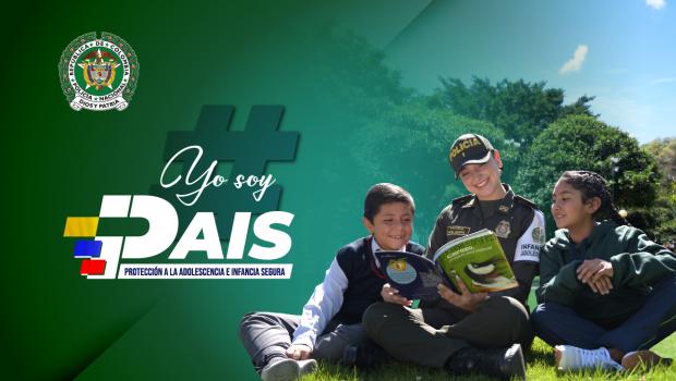 Mujer policía leyendo un libro con niños en un parque y marca de la estrategia PAIS
