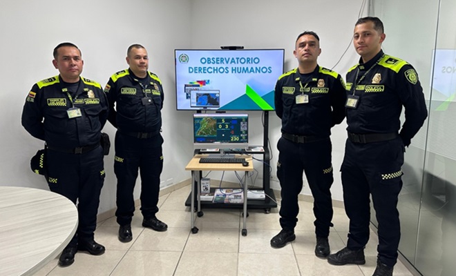 en la imágen cuatro policias de derechos humanos