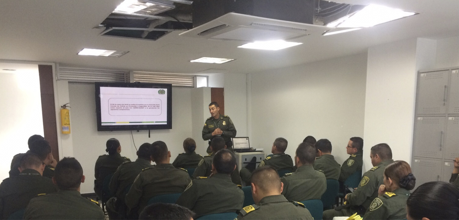 Varios policías en capacitación