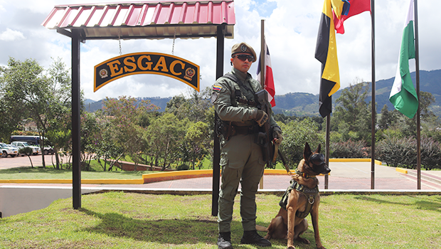 Guía canino uniformado de grupos operativos son las siglas de la unidad ESGAC
