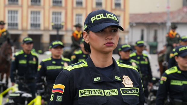 Formación de policías en la Plaza de Bolívar 