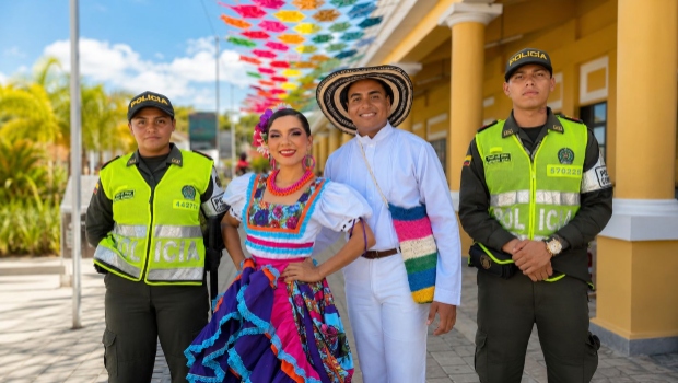 dos policias y dos ciudadanos en la feria de la ganaderia