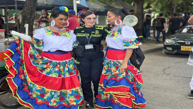 un policía y dos ciudadanas en la parada folclórica 