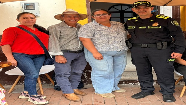Cr. Óscar Mojica junto con boyacenses.