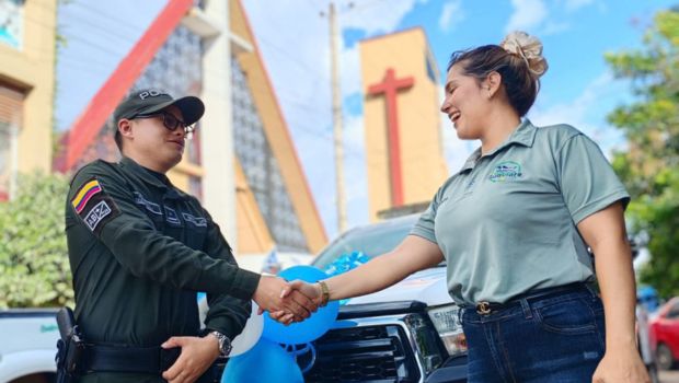 un policia con una ciudadana dandose la mano 