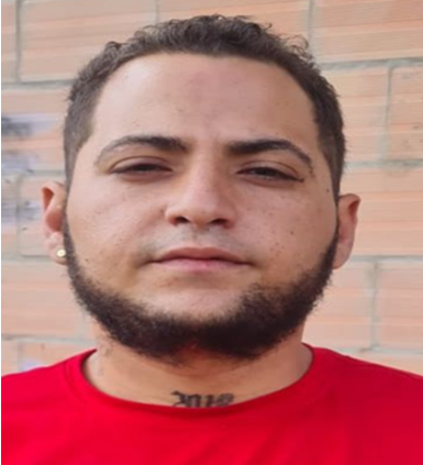 HOMBRE CON BARBA Y CAMISETA ROJA