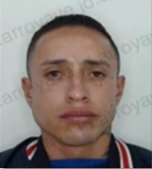 HOMBRE CON CAMISA AZUL CON LINEAS ROJAS