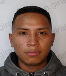 HOMBRE MORENO CON SACO GRIS