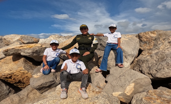 policía y niños del programa semilleros de la legalidad