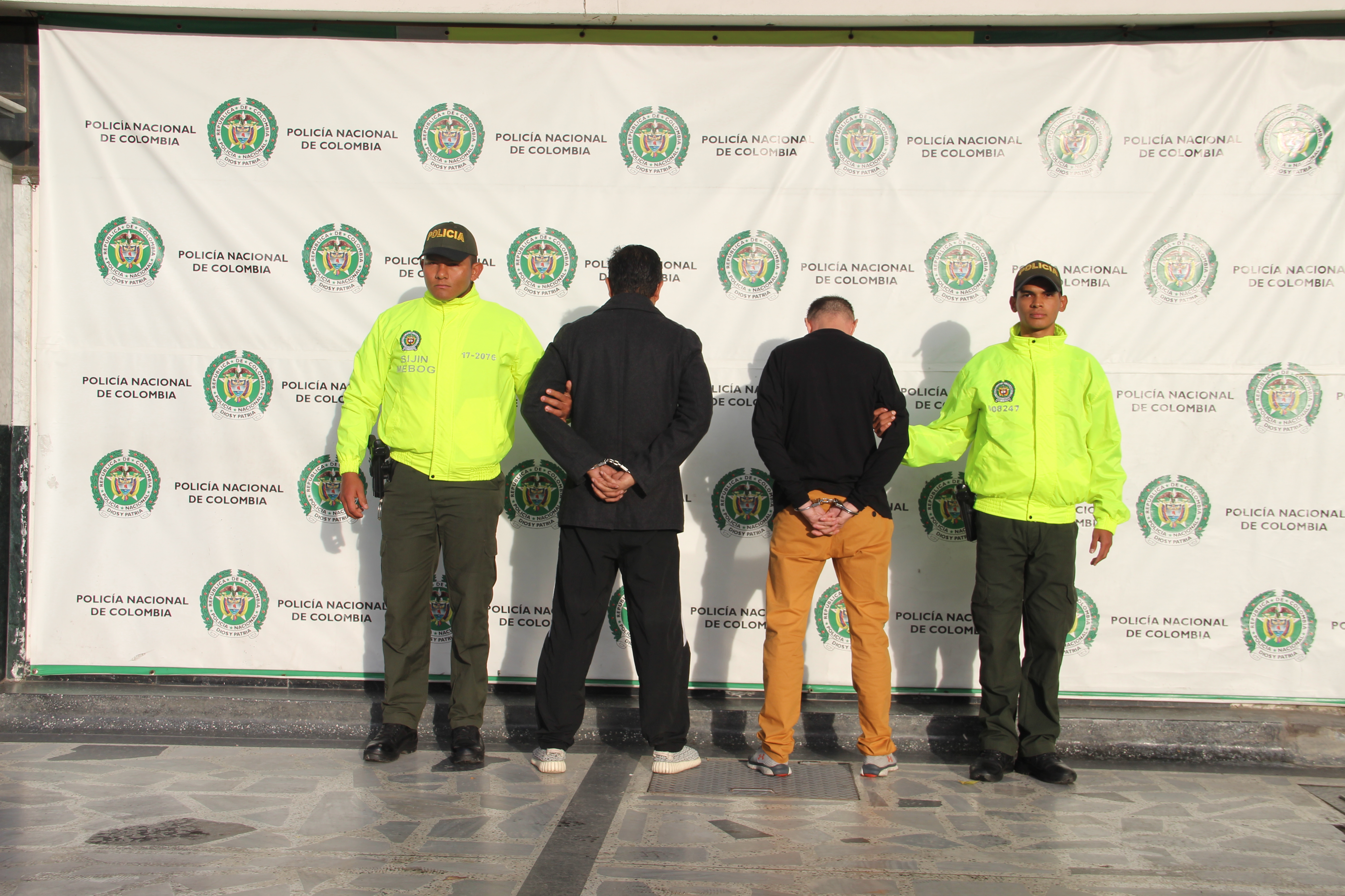 Cinco-personas-de-una-misma-familia,-dominaban-la-venta-de-estupefacientes-en-el-sector-de-villa-de-granada 02-11-2017-policía-captura-los-domiciliarios-en-engativá