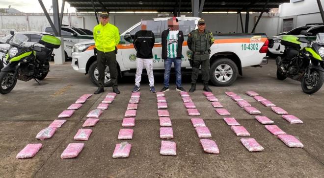 Se movilizaban como pasajeros en un bus de servicio público.