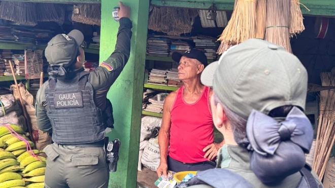 Un policía y  un señor