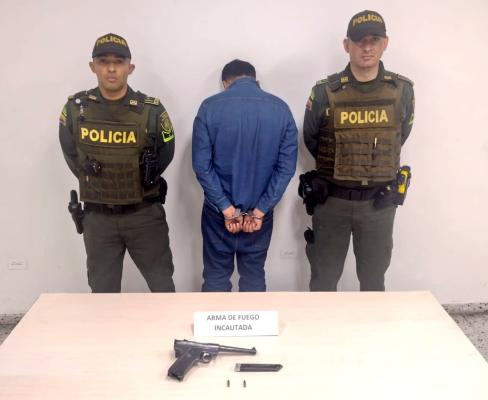 Este sujeto tenía en su poder una pistola con 02 cartucho.