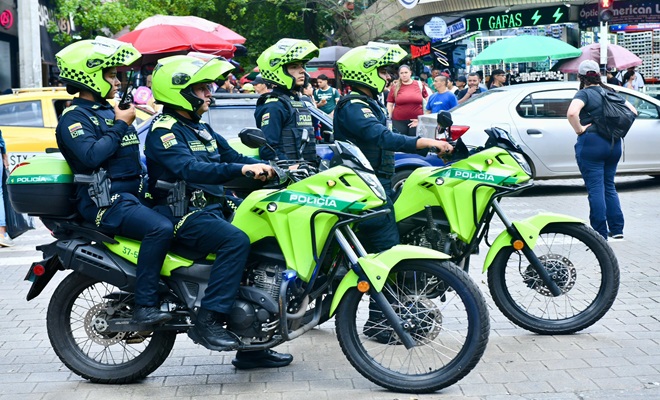 Polic&iacute;as patrullando 