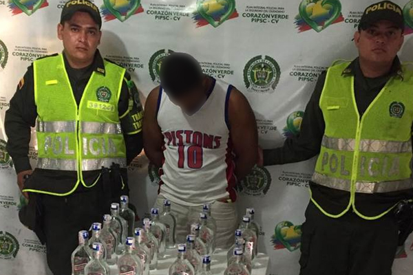 Policía captura a una persona transportando licor adulterado