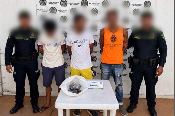 Dos policías y tres capturados 