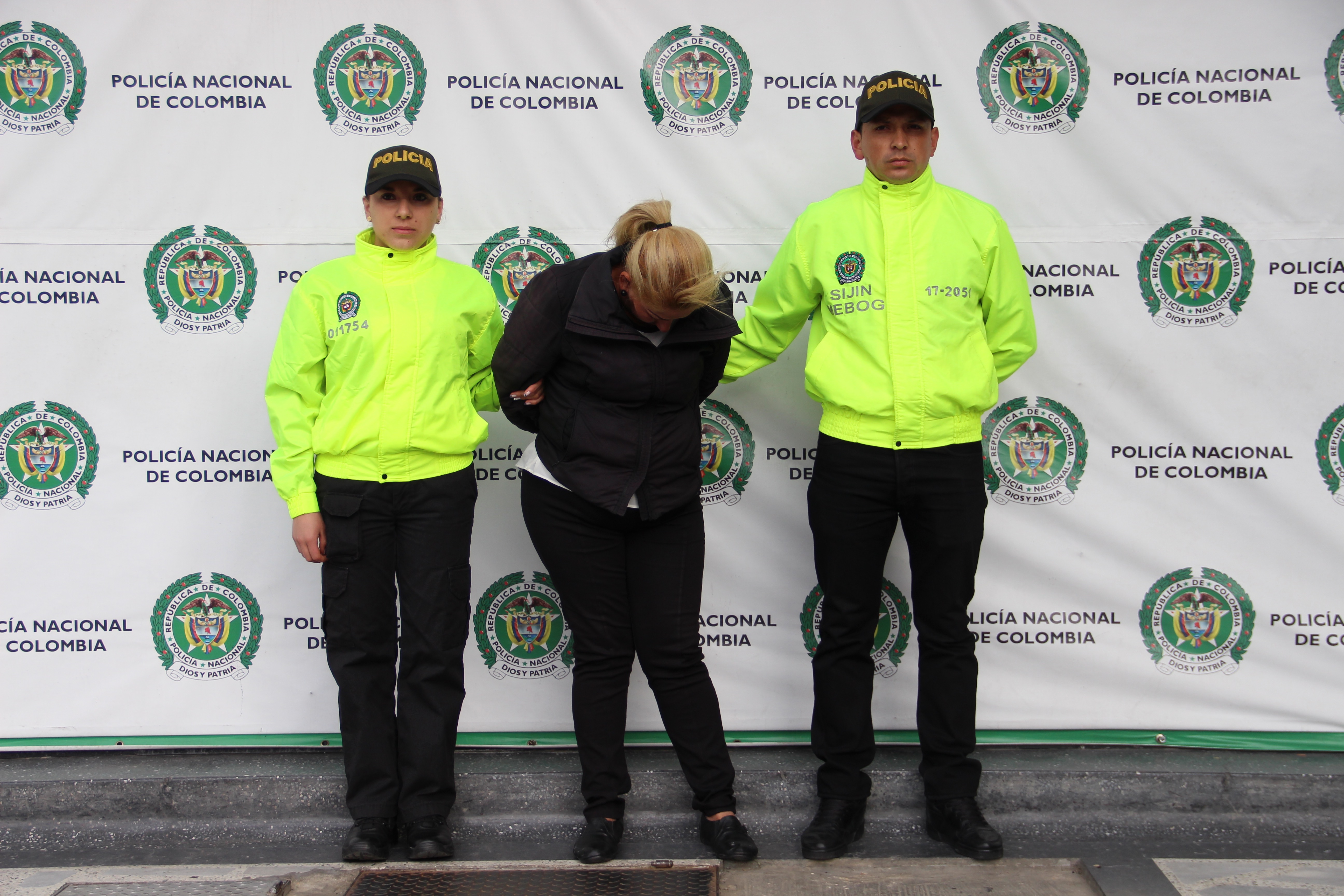 La-mujer-fue-capturada-en-flagfrancia,-cuando-pretendía-escriturar-un-inmueble-con-documentos-falsos-y-usurpando-a-los-verdaderos-dueños 20-09-2017-capturada-mujer-estafadora-de-bienes-inmuebles