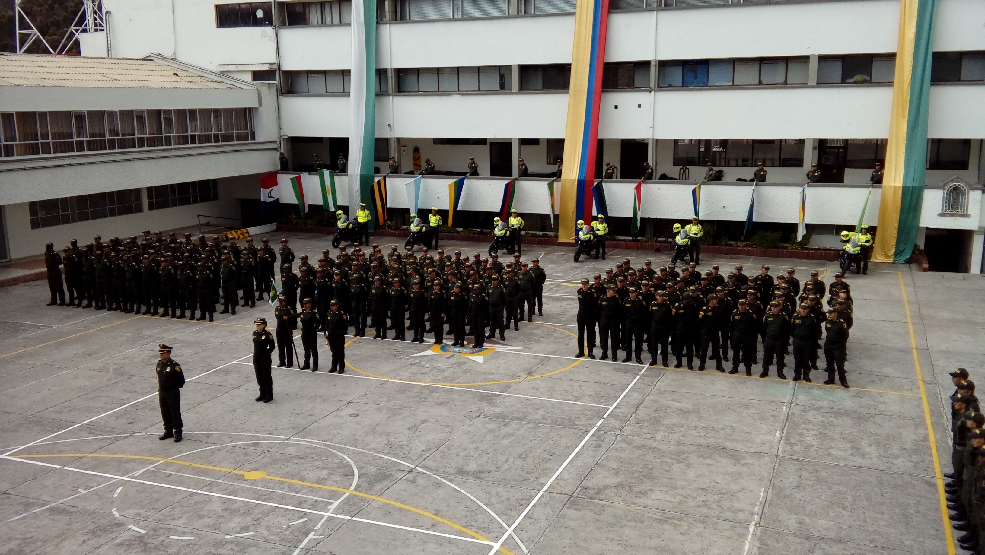 Grupo de Policías que apoyaran las festividades