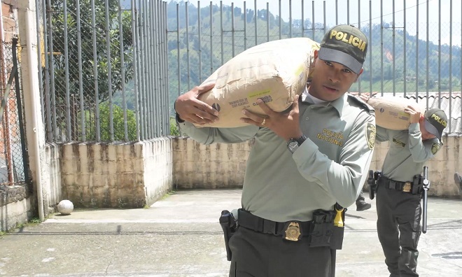 Policías llevan material para la construcción para hogar de paso