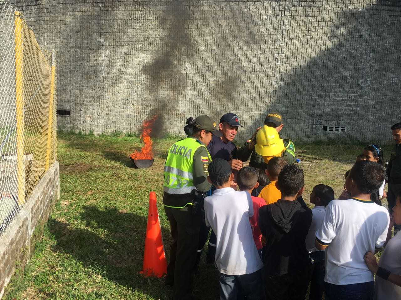 Primeros auxilios, manejo del fuego y resolución de conflictos en el hogar las temáticas impartidas. 