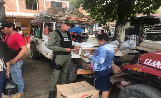 Entrega de volantes en paradas de camperos 
