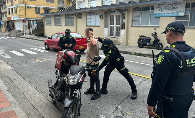 Tres policías realizando puesto de control y registros a persona