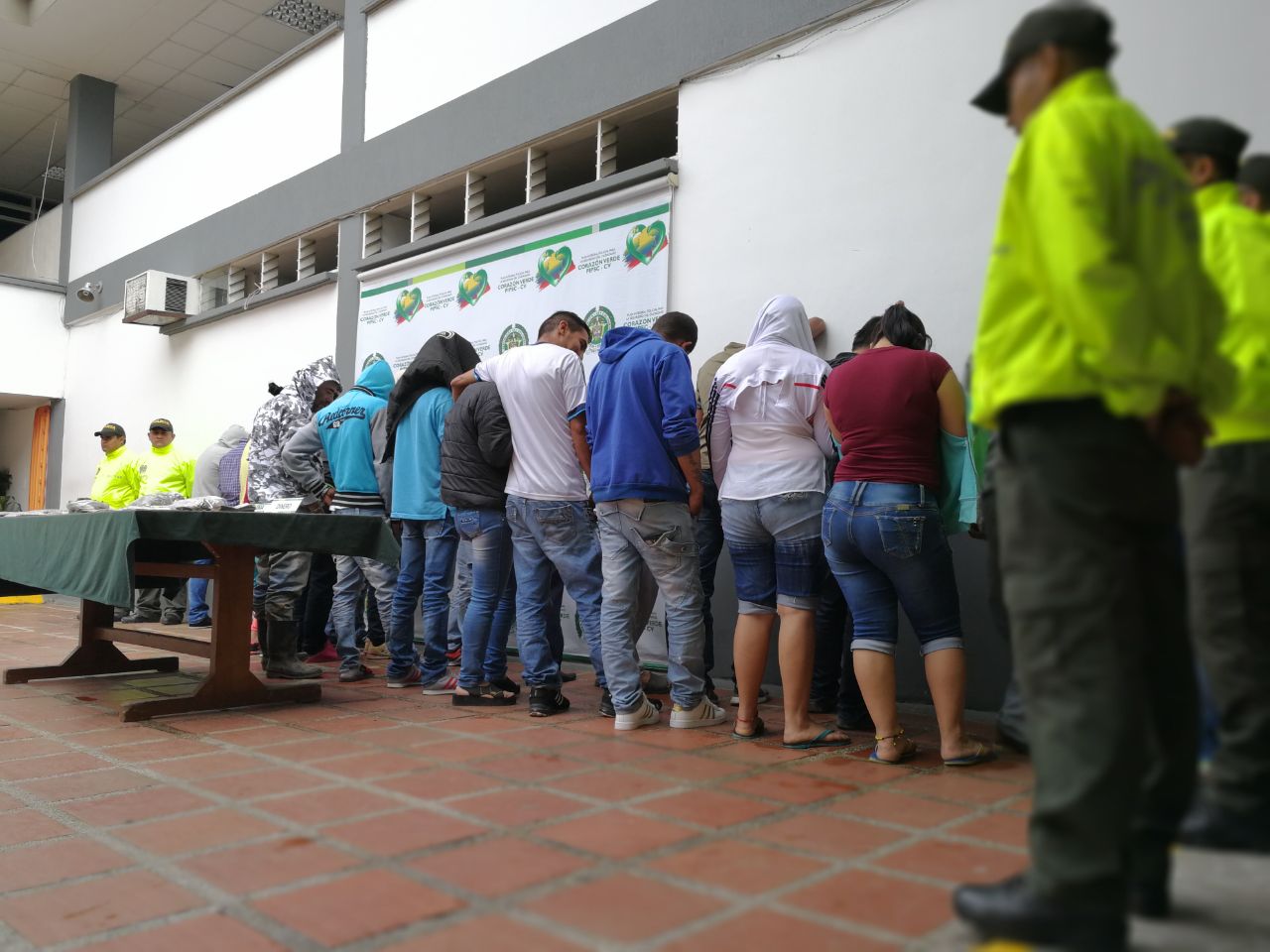 Un arma, estupefacientes y 20 millones en efectivo fueron incautados en operación contra 'Los kioskos'