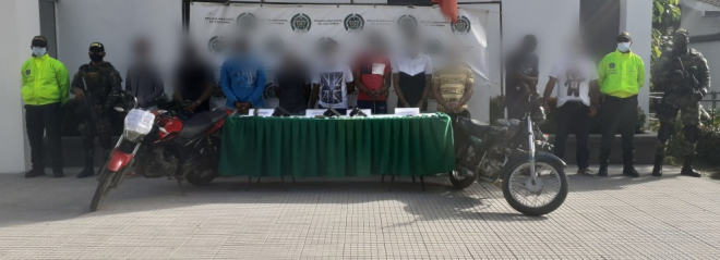 8 personas capturadas-policias custodiando-motocicletas