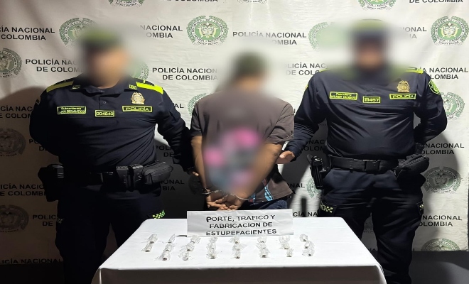 dos uniformados con una persona capturada por el delito de tráfico, fabricación o porte de estupefacientes