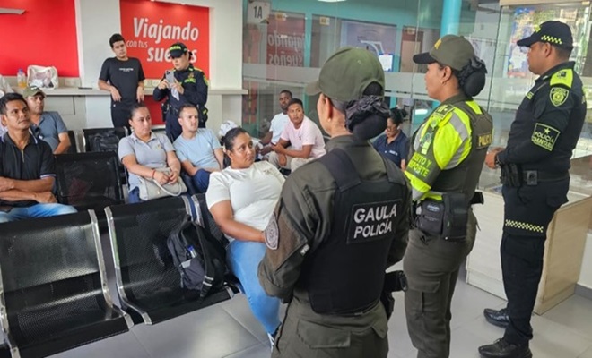 Funcionarios policiales de tránsito, gaula y turismo dialogando con la comunidad
