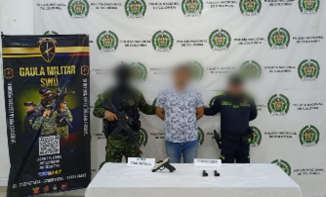 dos uniformados con una persona capturada por el delito  abricación, tráfico, porte o tenencia de armas de fuego, accesorios, partes o municiones 