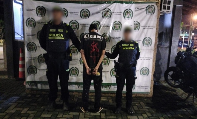 Dos Uniformados con una persona Capturada por el Delito de Estafa 