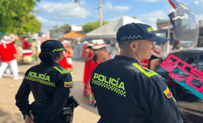 dos uniformados de la policía nacional velando por la seguridad de los cordobeses en la feria nacional de la ganadería   