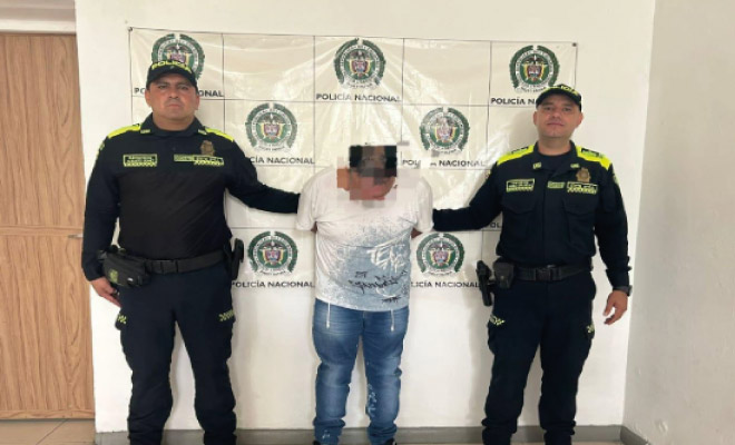 Alias ‘Kevin’, es señalado de participar en el asesinato de un ganadero en medio de un atraco, el pasado 19 de abril del presente año. El empresario opuso resistencia y forcejeó con los atracadores, quienes le dispararon en varias oportunidades después de arrebatarle un bolso con una cuantiosa suma de dinero que había retirado de una entidad bancaria.