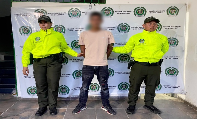 Alias Chumo custodiado por dos polic&iacute;as de SIJIN