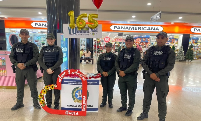 Cinco funcionarios policiales del Gaula con stand en centro comercial por el día de amor y amistad