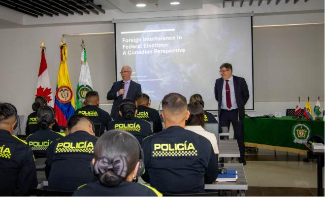 Asesores invitados de Canadá realizando las clases de Cooperación internacional