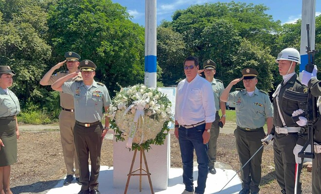En el acto conmemorativo se realizó una ofrenda floral en memoria de las víctimas de la tragedia.