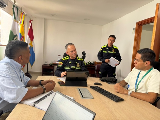 dos uniformados con dos ciudadanos en reunión sobre la seguirdad de los eventos de impacto 