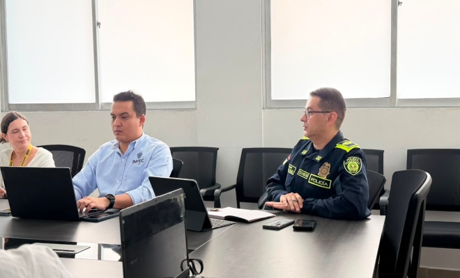 un señor oficial de la Policía nacional en reunión  y funcionarios en articulación con la Gobernación de Córdoba y la Secretaría del Interior y Participación Ciudadana