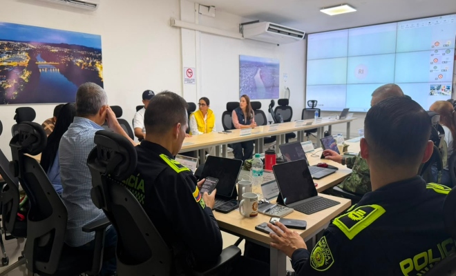 dos uniformados de la policía nacional con entidades gubernamentales en el puesto de mando unificado en la ciudad de montería