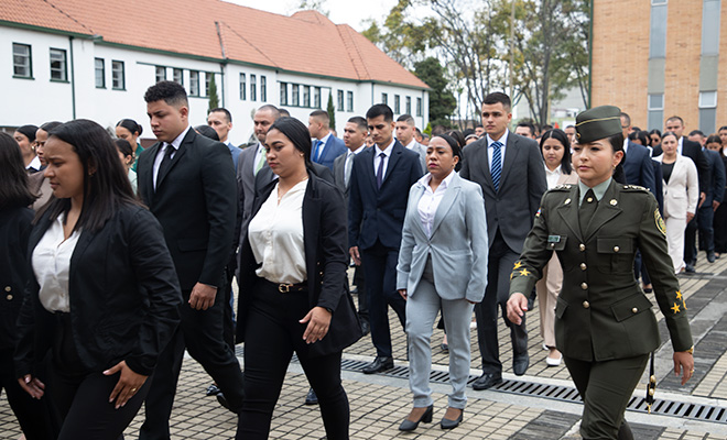 Aspirantes acompañados por alférez