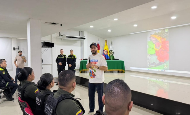 ocho uniformados escuchando al señor gobernador del departamento de Córdoba  