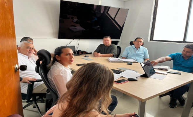 Siete personas en reunión sobre la seguridad durante la feria ganadera en Monteria 