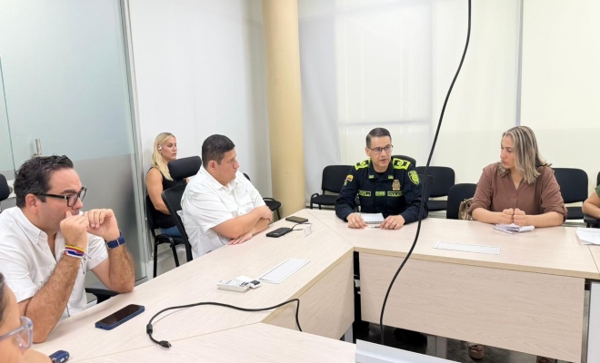 un señor oficial de la Policía Nacional y cuatro funcionarios de la gobernación de cordóba 
