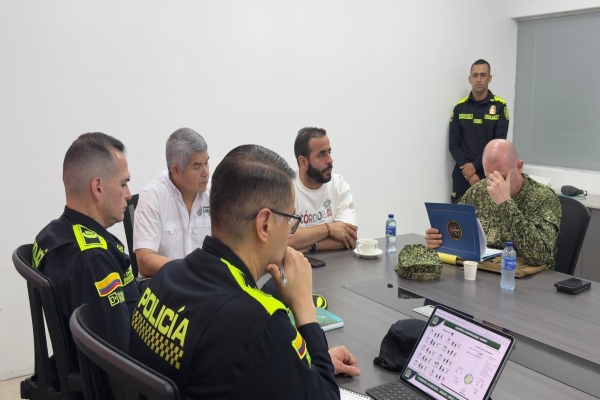 Grupo de autoridades pol&iacute;tico-administrativas en Reuni&oacute;n extraordinaria sobre la feria