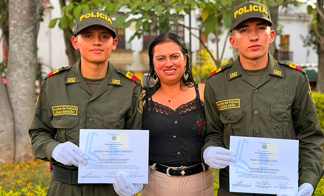Certificado de preparación táctica y comunitaria, los graduandos recibieron capacitación  certificada por el SENA en competencias ciudadanas y de atención pública