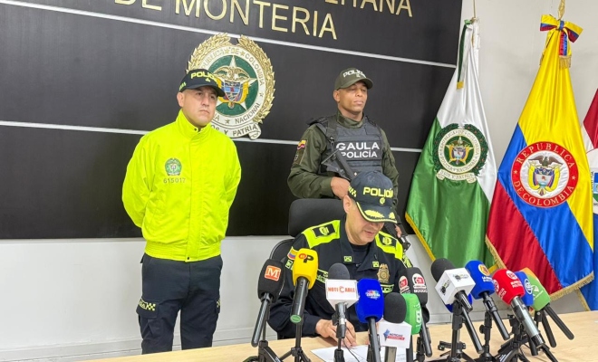 tres uniformados en rueda de prensa 