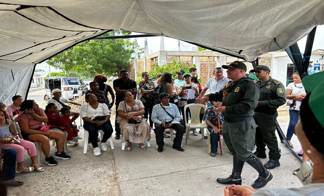 Policía en dialogo con la comunidad