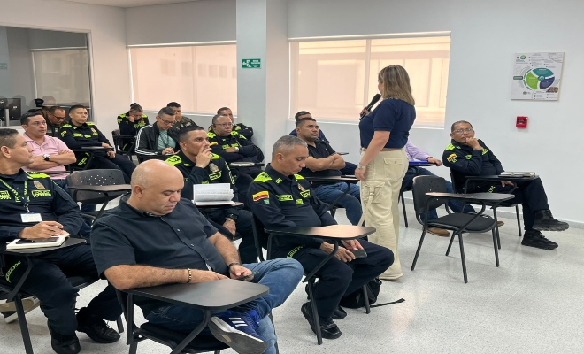 ciudadana realizando capacitación a funcionarios policiales por parte de casur
